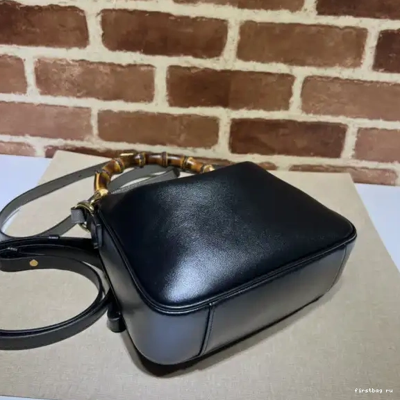 First bag ru Gucci small bag shoulder Diana 0627